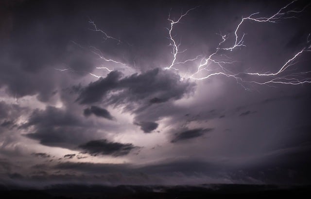 Meteorología alerta sobre tormenta con actividad eléctrica y posibles nubes embudo