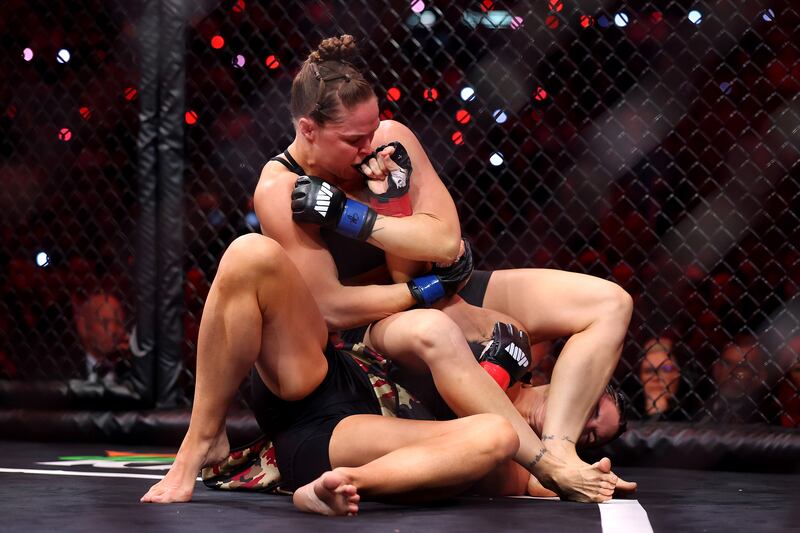 Ronda Rousey regresa a las MMA y somete a Gina Carano en 17 segundos en evento de Netflix