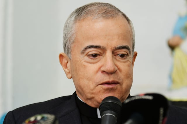Arzobispo emérito Roberto González cuestiona trato a inmigrantes durante operativos de ICE