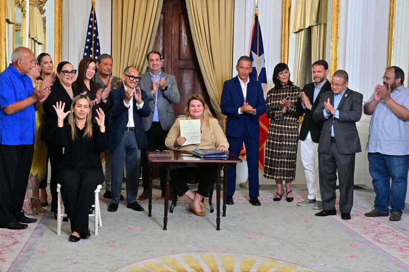 Jenniffer González convierte en ley medidas sobre violencia doméstica y epilepsia