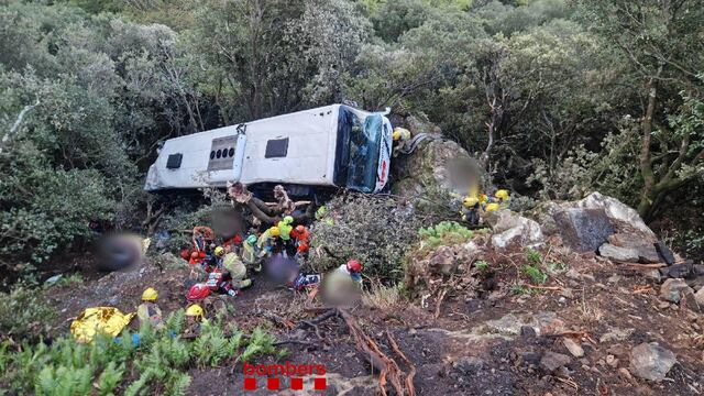 Unos 83 heridos, 7 de ellos graves, al caer un autobús por un terraplén en Barcelona