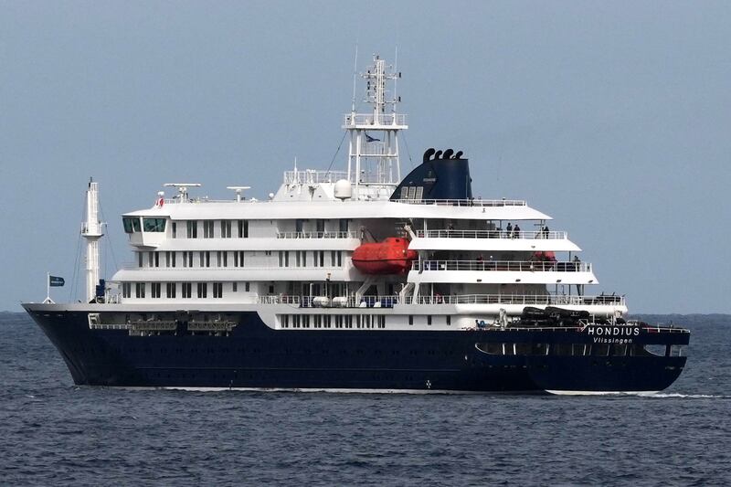 Crucero afectado por brote de hantavirus inicia evacuación en España