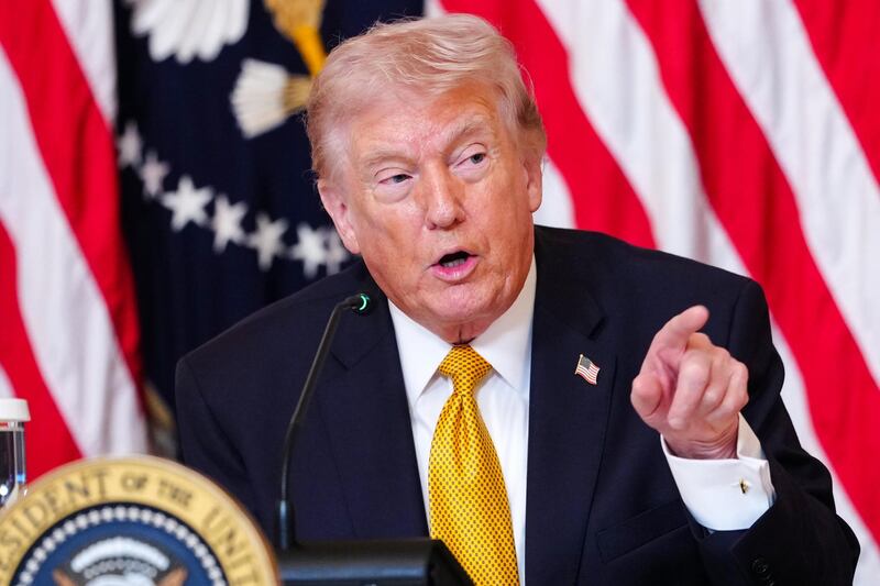 Trump suspende temporalmente la Ley Jones para contener alza en precios del petróleo