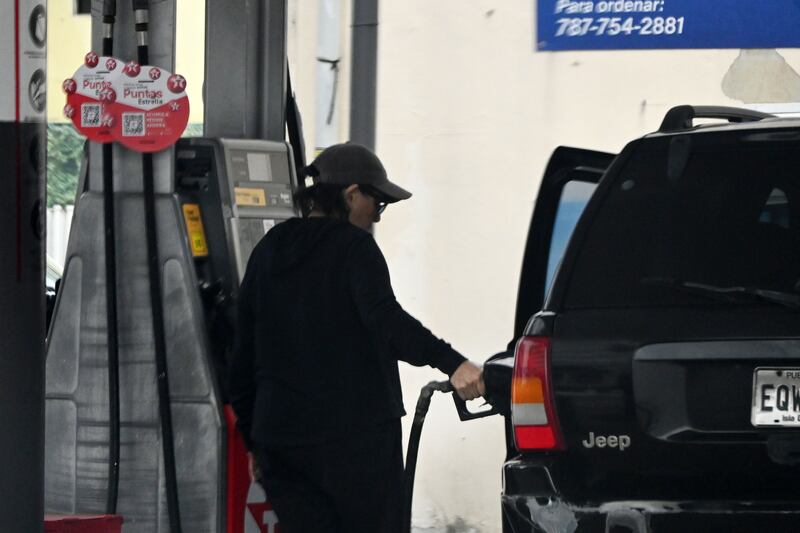 Estados Unidos considera suspender impuesto a la gasolina ante alza de precios por guerra con Irán