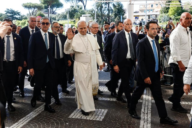 El Vaticano confirma que al papa León XIV le removieron parte de un pulmón que dio positivo a cáncer
