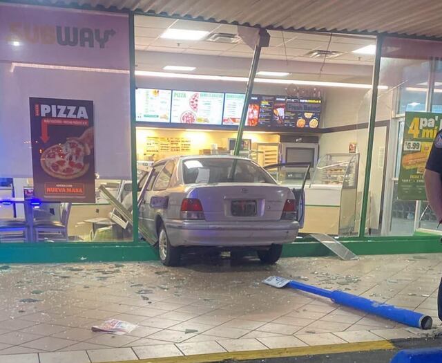 Vehículo termina dentro de “fast food” tras accidente en centro comercial de Caguas