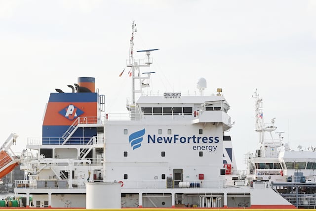 New Fortress recibe emplazamiento por demanda del Gobierno y advierte de costos al consumidor