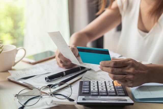 Residentes y comerciantes ponen el grito en el cielo ante posible aumento de $48 en la factura de luz
