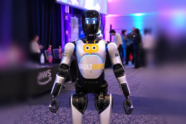 Conoce a Luka, el robot humanoide que habla español y podrías encontrar en hoteles, restaurantes y centros de adultos mayores
