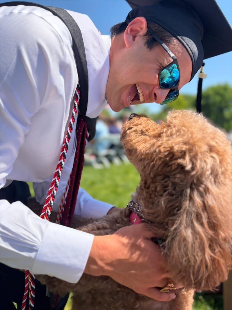 ¡Emotivo momento! Perrita sorprende a joven puertorriqueño en plena graduación universitaria