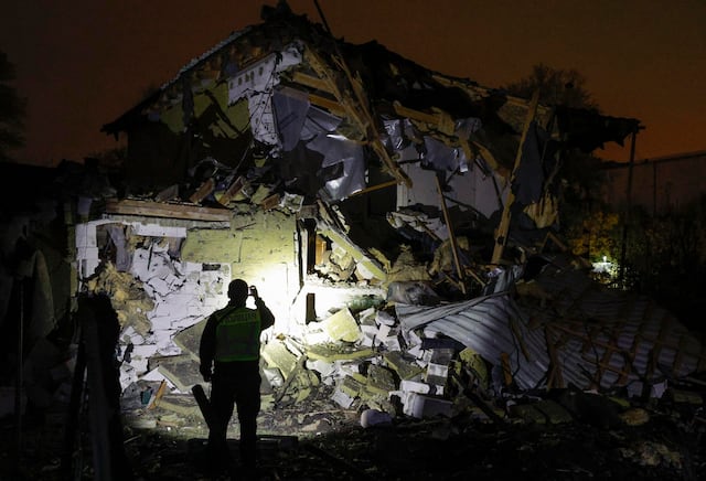 Zelenskyy ironiza sobre el “humanitarismo” de Rusia tras un ataque con más de 200 drones