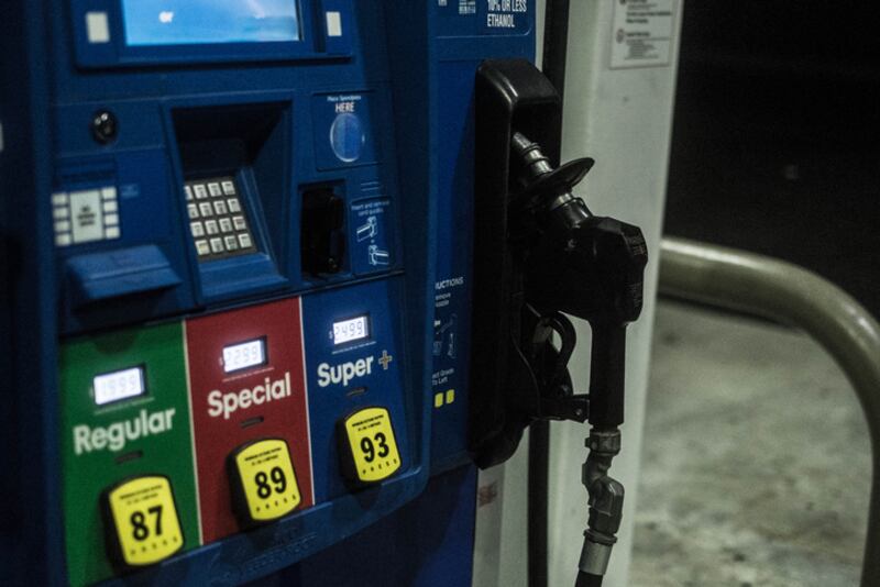 Sube la gasolina y detallistas advierten impacto en luz, alimentos y transporte