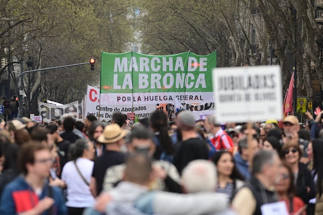 Miles acuden a ‘la marcha de la bronca’ en Buenos Aires contra plan económico de Milei