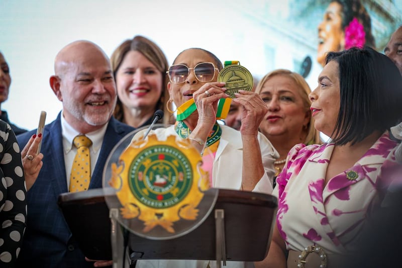 Cámara de Representantes entrega Medalla Presidencial a la cantante Isabel Pantoja