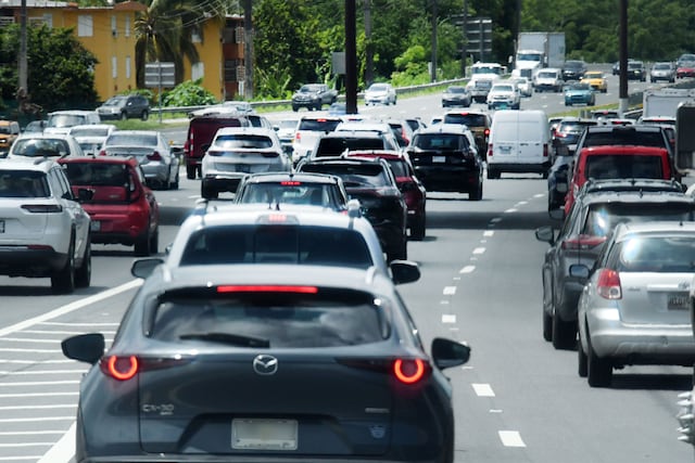 Derrame de piedras provoca congestión vehicular en la PR-22