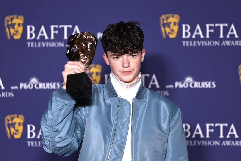 La serie Adolescence arrasa con cuatro máscaras en los premios BAFTA de Televisión