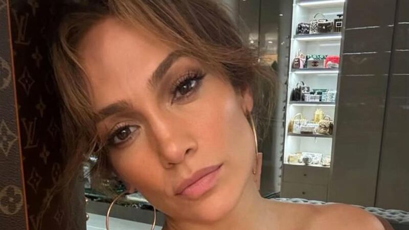 Jennifer López deslumbra con “look” rojo evento de Hollywood