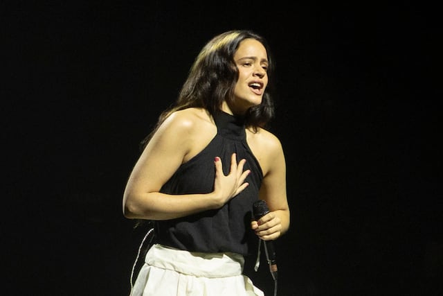 Rosalía canta ‘Reliquia’ con los pies en punta ante el público de Saturday Night Live