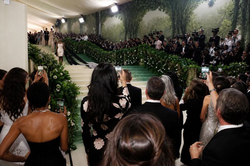 ¿Dónde ver la MET Gala 2026? Conoce el horario, transmisión y celebridades invitadas al famoso evento de moda