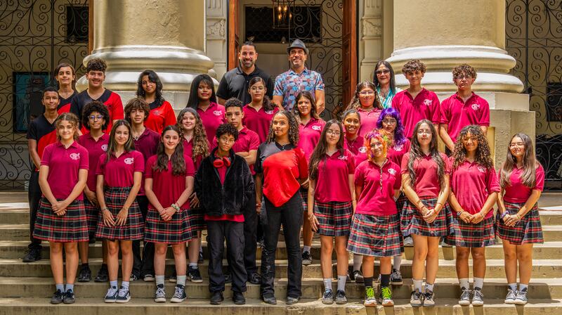 La iniciativa reunió a 24 estudiantes de noveno grado en un “Concurso Creativo” enfocado en reinterpretar algunos de los símbolos más emblemáticos de la cultura puertorriqueña a través del diseño.