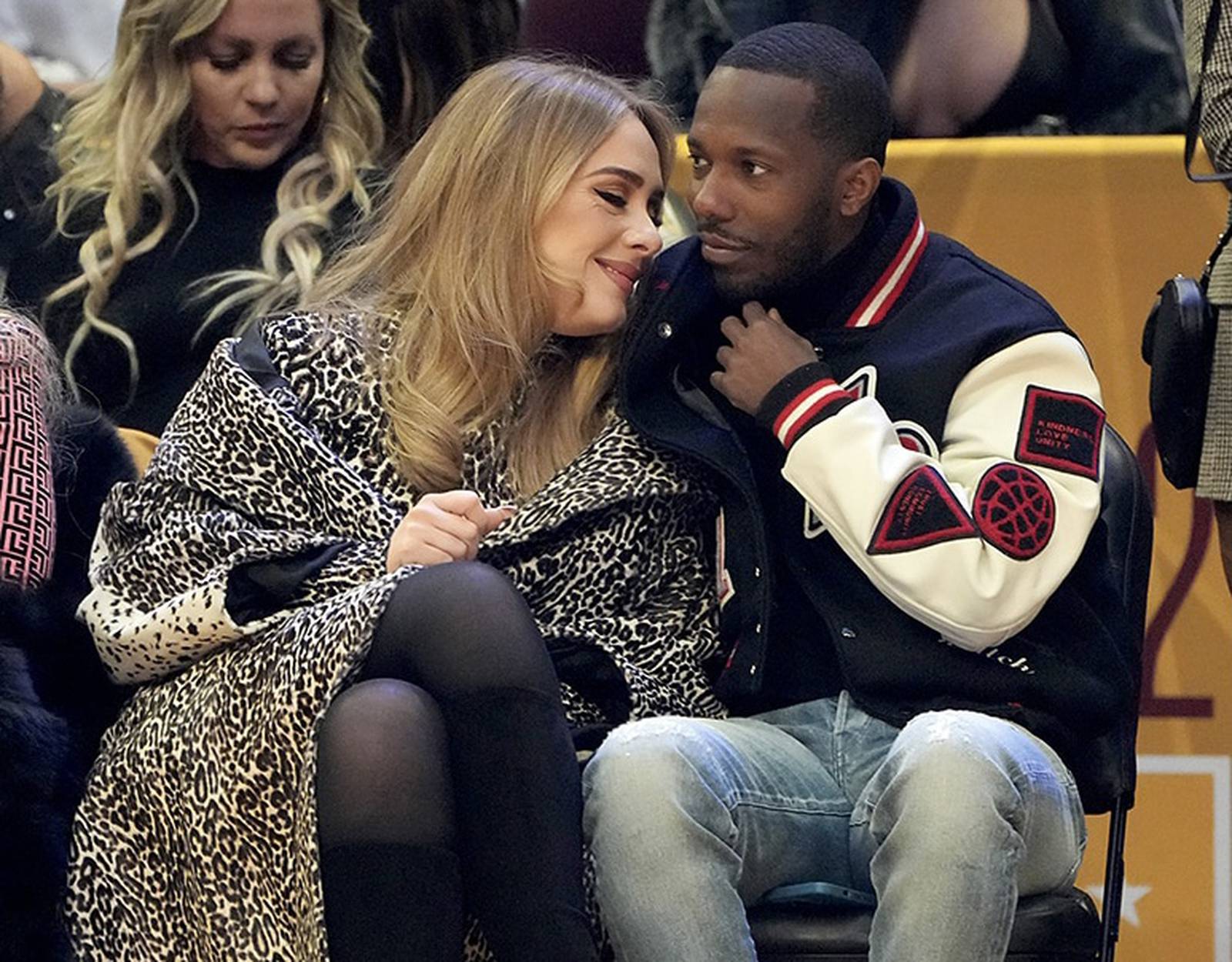 Adele se mostró muy cariñosa con su novio Rich Paul en el Juego de