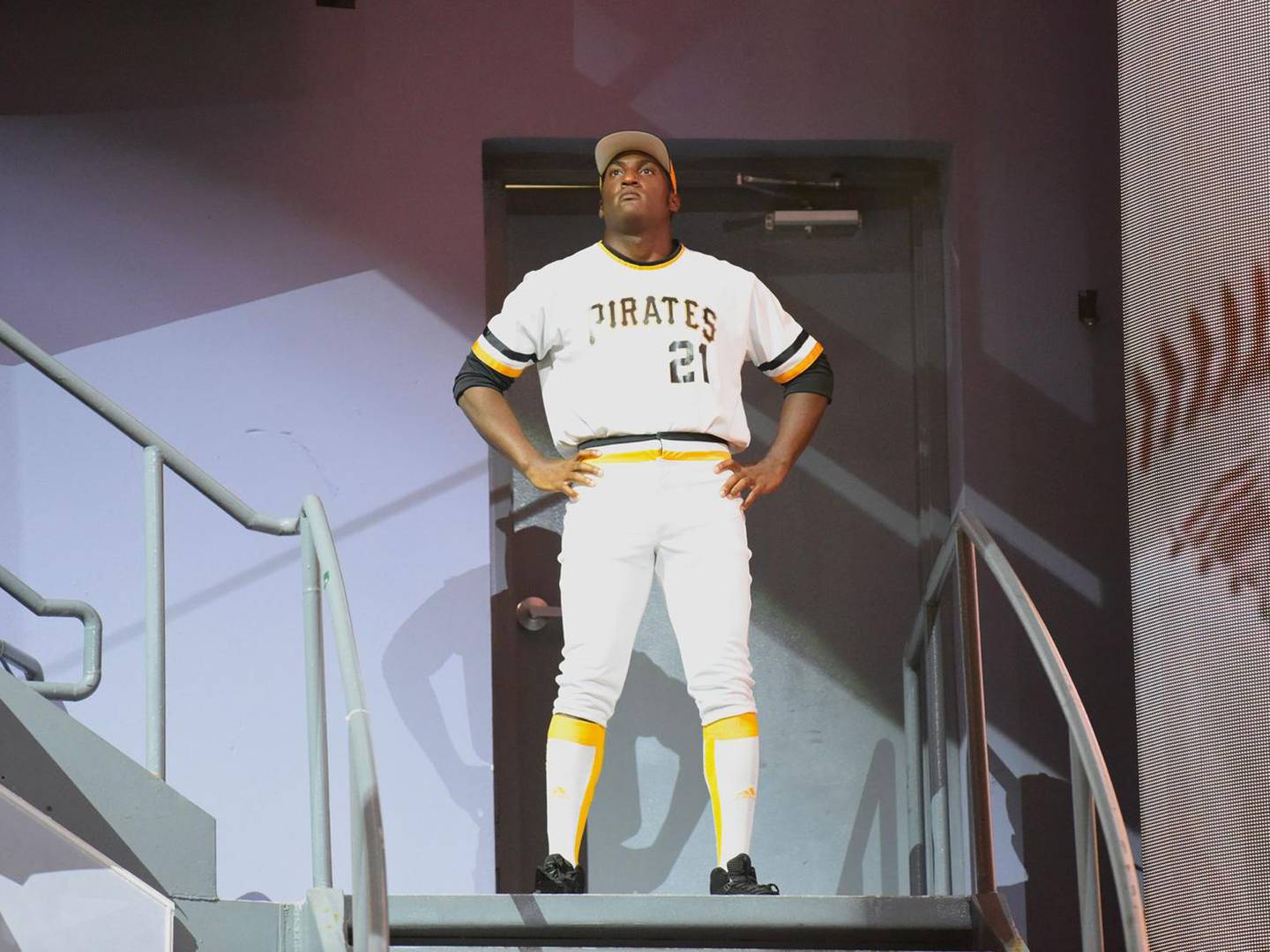 Camisas conmemorativas del hit 3,000 de Clemente a beneficio de