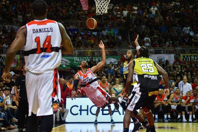 Piratas de Quebradillas - 📻 Disfruta de las incidencias del gran partido  cuando visitamos a los Cangrejeros de Santurce. Desde el Coliseo de Puerto  Rico. Comenzando a las 7:55PM a través de