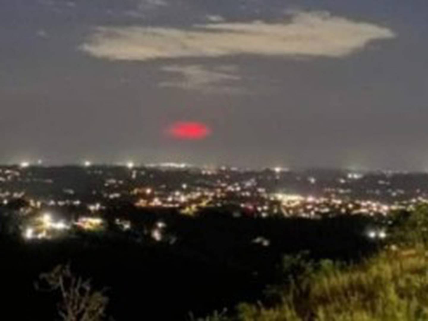 Exclusiva Noticias - ATENCIÓN!!! REPORTAN UNA EXTRAÑA LUZ ROJA EN EL CIELO  DE GUALÁN! Nos escriben varias personas comentándonos sobre una luz roja  que pudo ser observada en el cielo de Gualán
