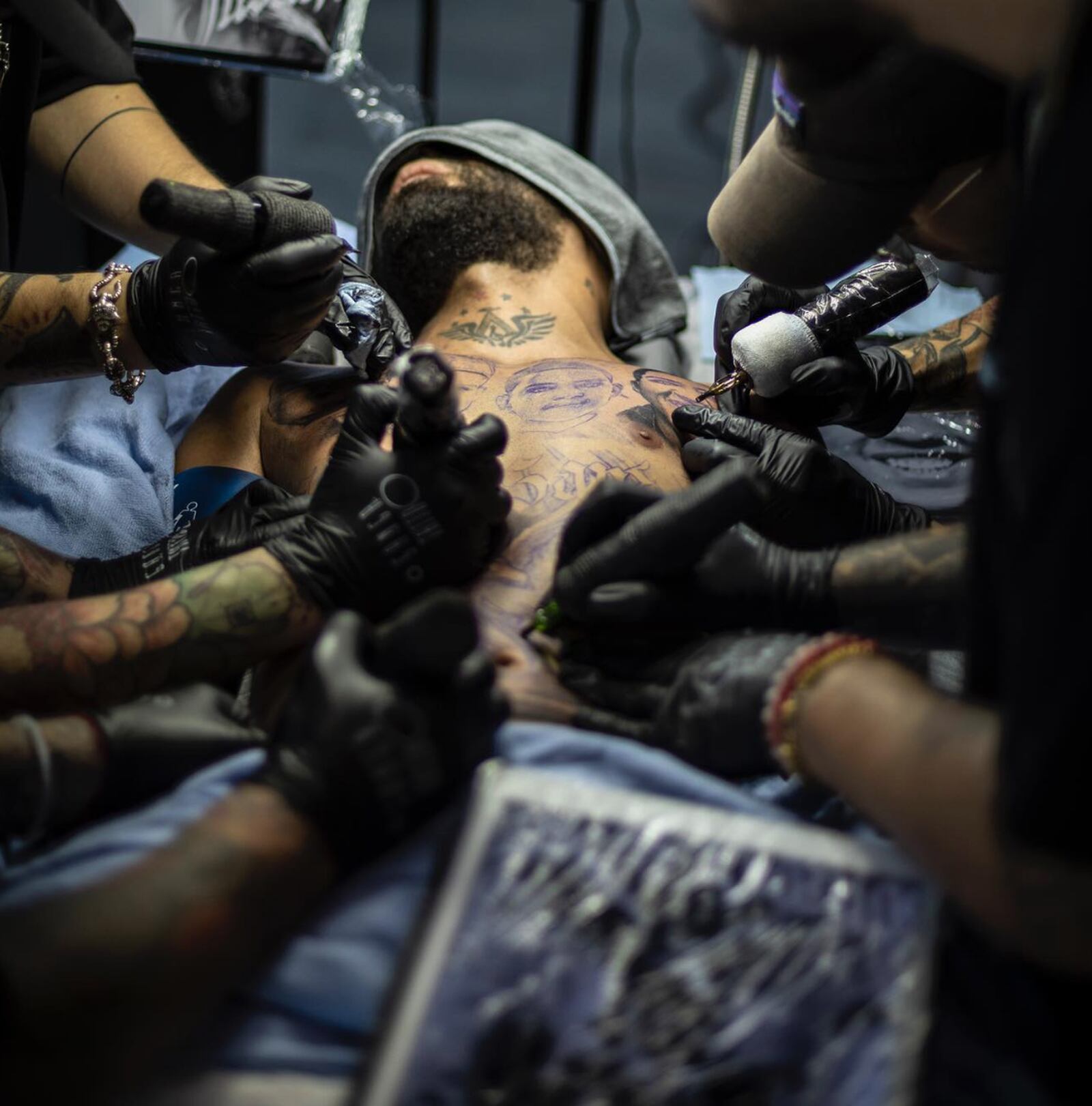 Arcángel Se Hace Tatuaje En Memoria De Su Hermano Metro Puerto Rico 