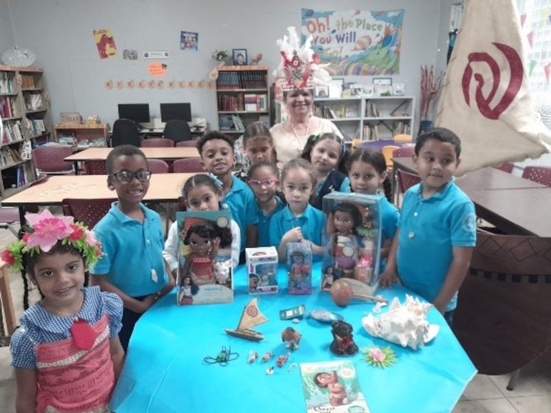 Maestra inspira estudiantes con película infantil para celebrar el Día de la Educación Ambiental.