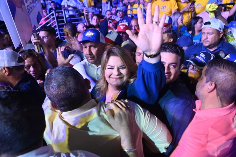 Jenniffer González a su entrada a la asamblea general junto a su esposo José Yovin Vargas