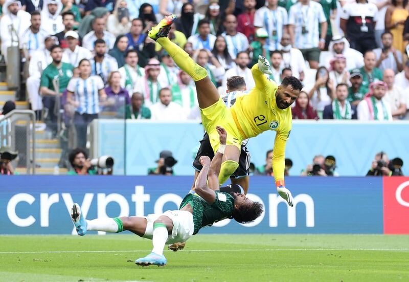 Mohammed Al-Owais salió a despejar un balón, encontrándose con el defensor Yasser Al-Shahrani