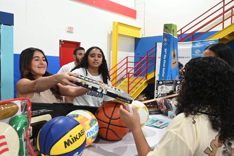 Bonita Tradición. La Fundación Good Bunny de Bad Bunny, hace entrega de regalos a niños y adolescentes