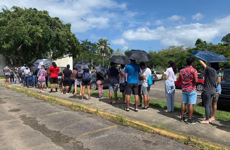 Estudiantes del RUM reciben compras.