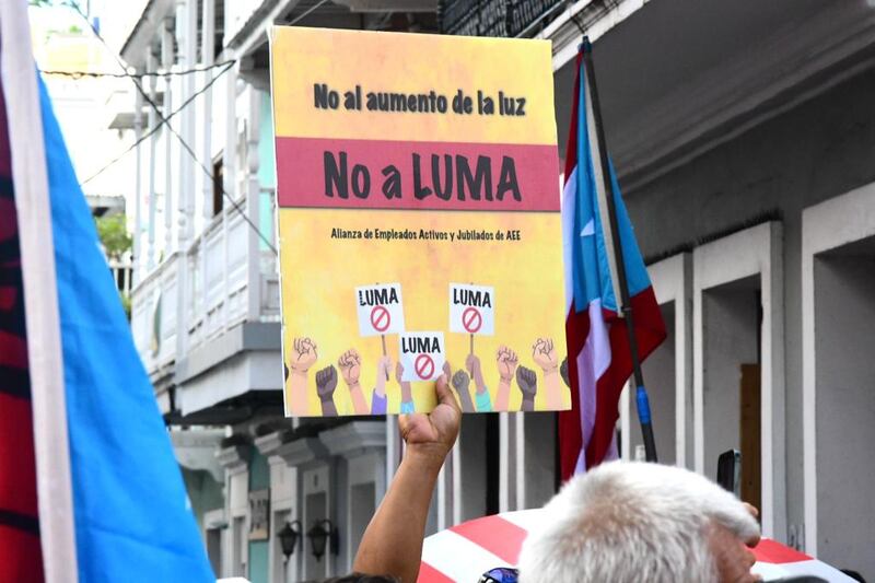 Manifestantes llegan hasta La Fortaleza para pedir la cancelación del contrato de LUMA.