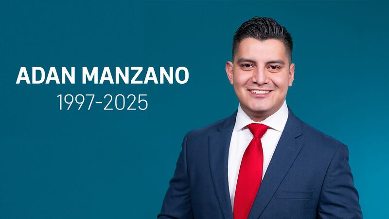 Periodista mexicano Adán Manzano.