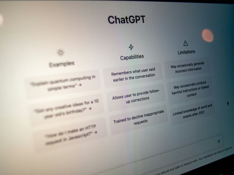 El fine-tuning, o ajuste fino, es un proceso mediante el cual se entrena un modelo de IA preexistente con un conjunto de datos adicionales para mejorar su desempeño en tareas específicas.