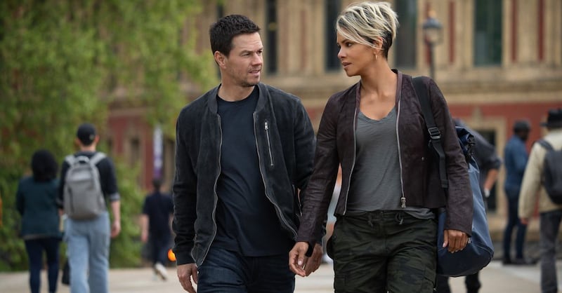 Mark Wahlberg y Halle Berry en una escena de la película de 'El Sindicato'