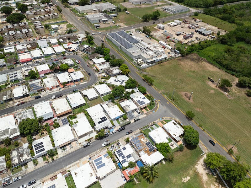 Imagen en la que se aprecia la empresa Steri-Tech y casas de la comunidad La Margarita.