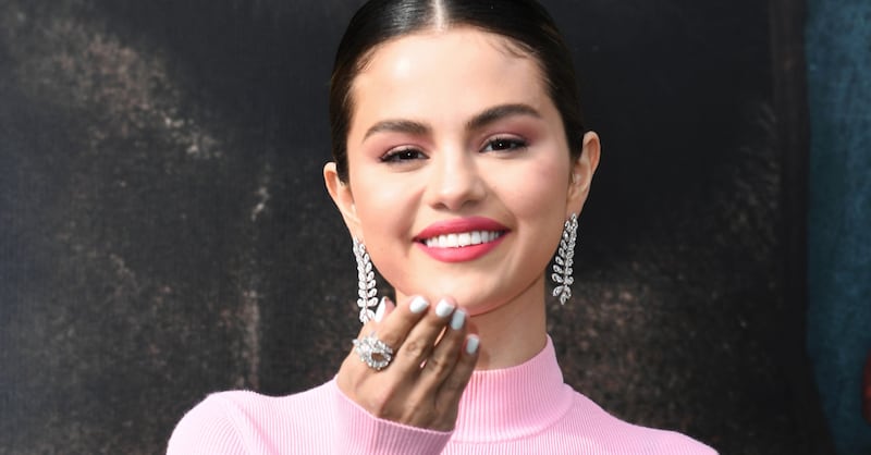 Selena Gomez impactó con glamuroso atuendo que es fácil de replicar.