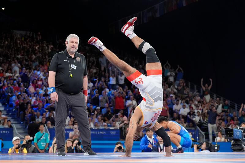 El puertorriqueño Sebastián Rivera celebra después de derrotar a Tumur Ochir Tulga de Mongolia en su combate por la medalla de bronce en la categoría libre masculina de 65 kg en la Arena Champ-de-Mars, durante los Juegos Olímpicos de Verano de 2024, el domingo 11 de agosto de 2024, en París, Francia. (Foto AP/Eugene Hoshiko)