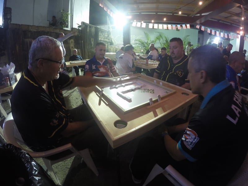 Torneo de domino en Santurce con al Federación Nacional de Domino de Puerto Rico durante evento de Spotify. El Calce.