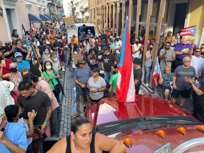 Manifestantes llegan hasta La Fortaleza para protestar contra LUMA Energy.