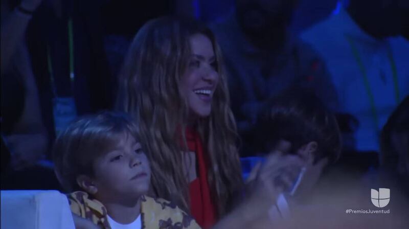 Shakira asistió a los Premios Juventud acompañada por sus hijos, Sasha y Milan