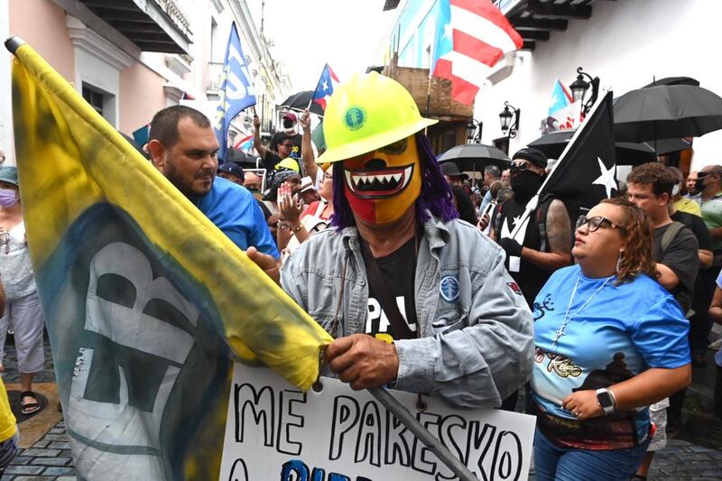 Manifestantes protestan contra LUMA Energy frente a la Fortaleza.