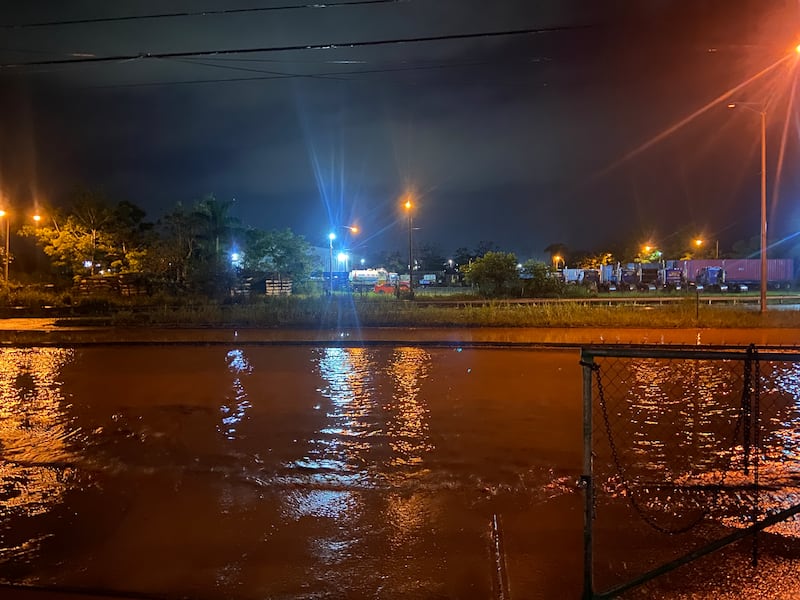 El sábado, 25 de mayo, la vivienda de la Familia Ramírez Carrero volvió a inundarse luego de que aumentaran los niveles de agua en la carretera PR-64.