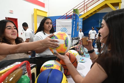 Bonita Tradición. La Fundación Good Bunny de Bad Bunny, hace entrega de regalos a niños y adolescentes