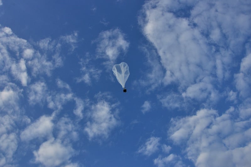 El globo de gran altitud Aerostar, momentos después del lanzamiento desde Hurley, Dakota del Sur, lleva 30 proyectos de estudiantes para pruebas de vuelo como parte del Desafío Estudiantil TechRise de la NASA.