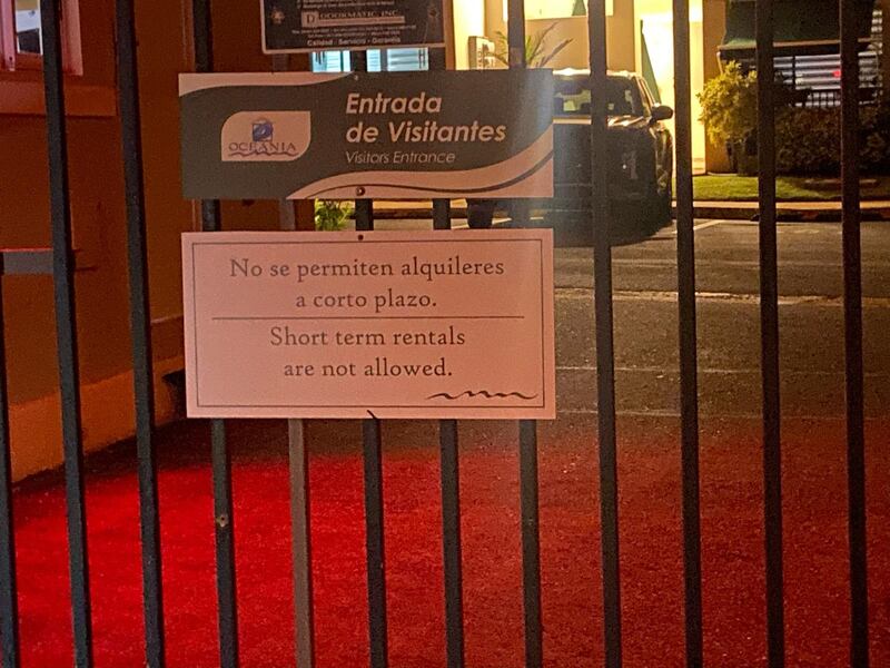 Uno de los letreros en la entrada del complejo de viviendas Oceanía Apartments, en Arecibo, indica que no están permitidos los alquileres a corto plazo.