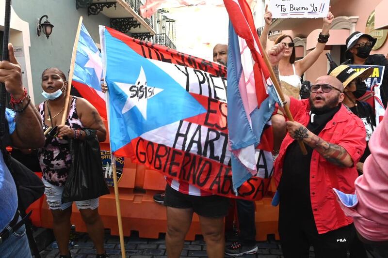 Manifestantes protestan contra LUMA Energy frente a la Fortaleza.